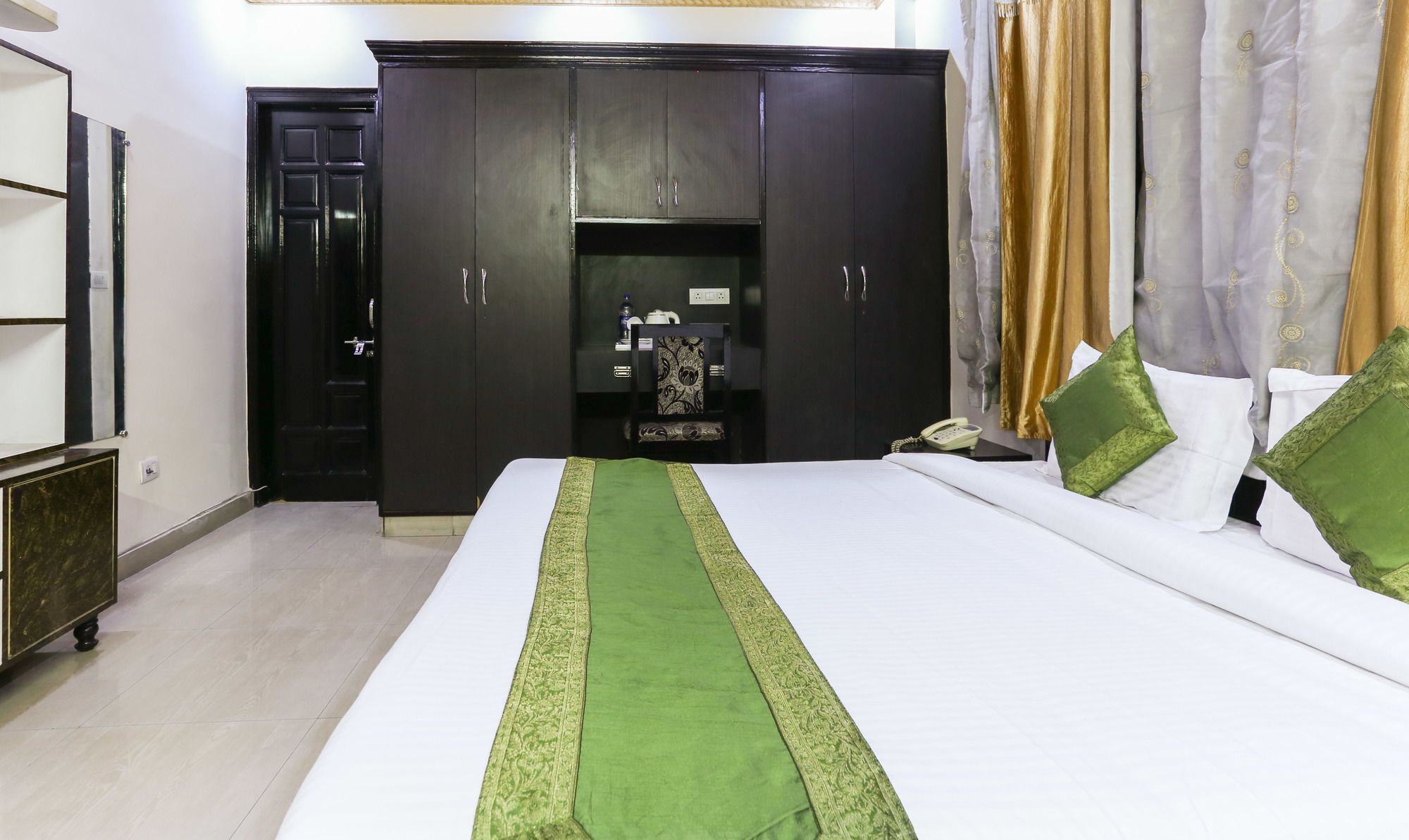 Treebo Trip Sswag 18 Expressway Otel Noida Dış mekan fotoğraf