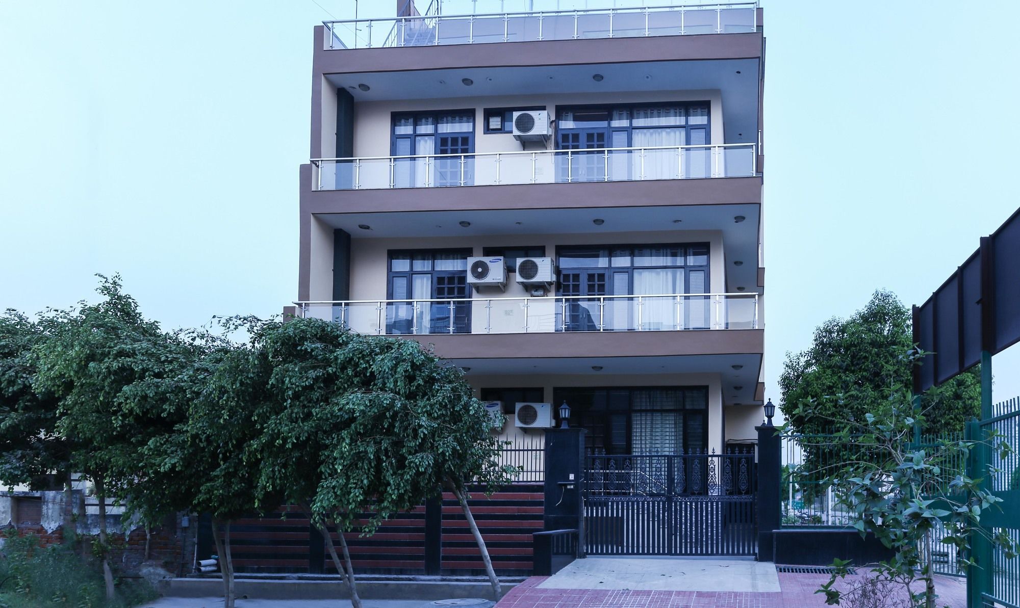 Treebo Trip Sswag 18 Expressway Otel Noida Dış mekan fotoğraf