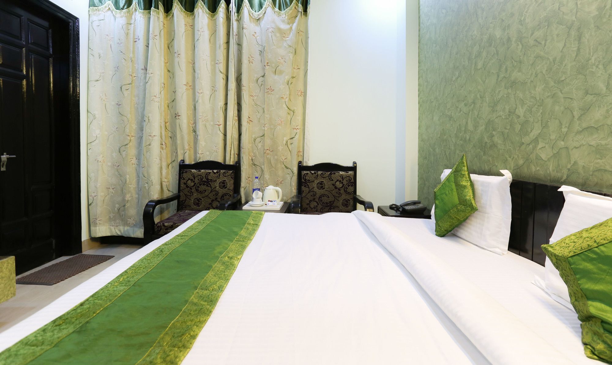 Treebo Trip Sswag 18 Expressway Otel Noida Dış mekan fotoğraf