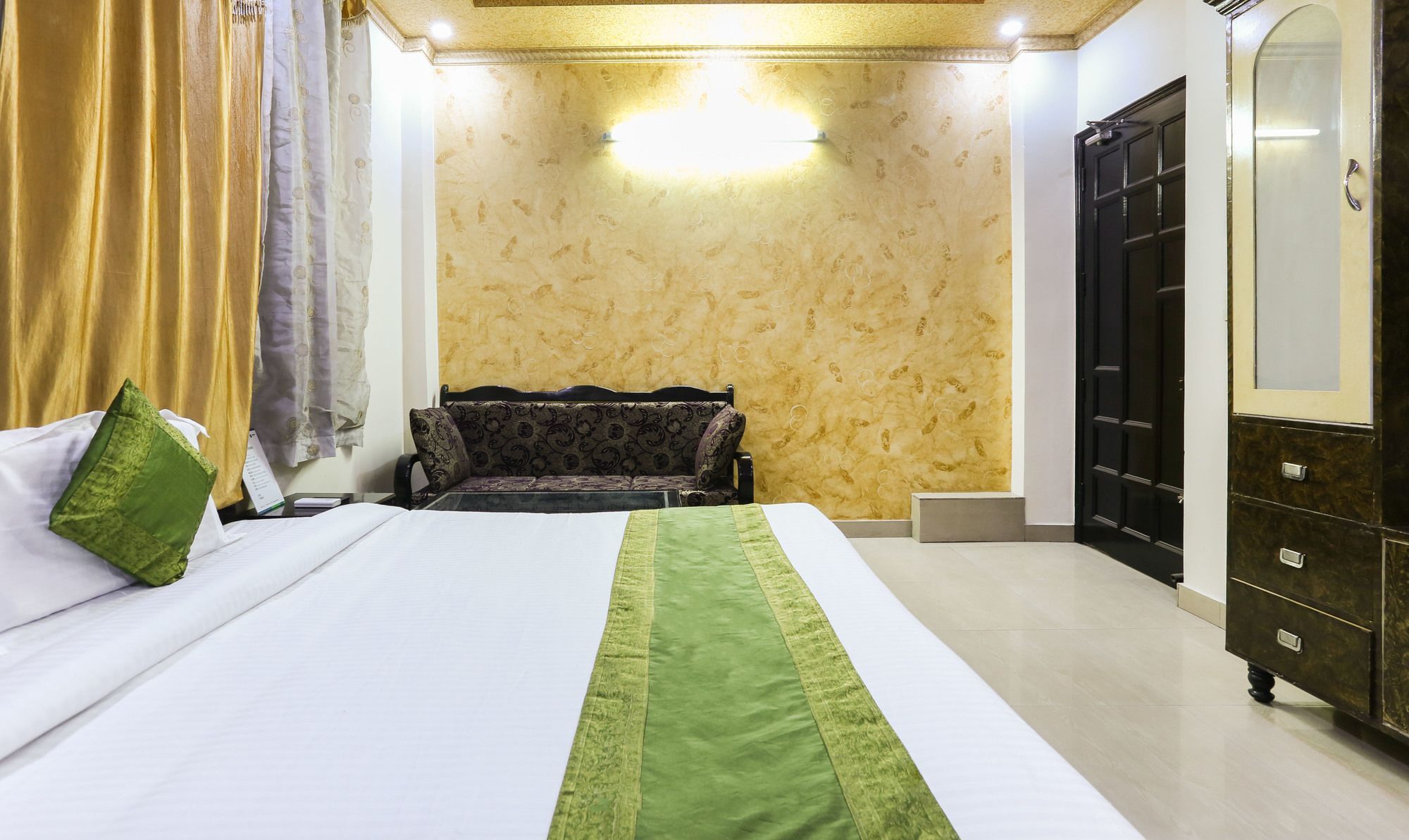 Treebo Trip Sswag 18 Expressway Otel Noida Dış mekan fotoğraf