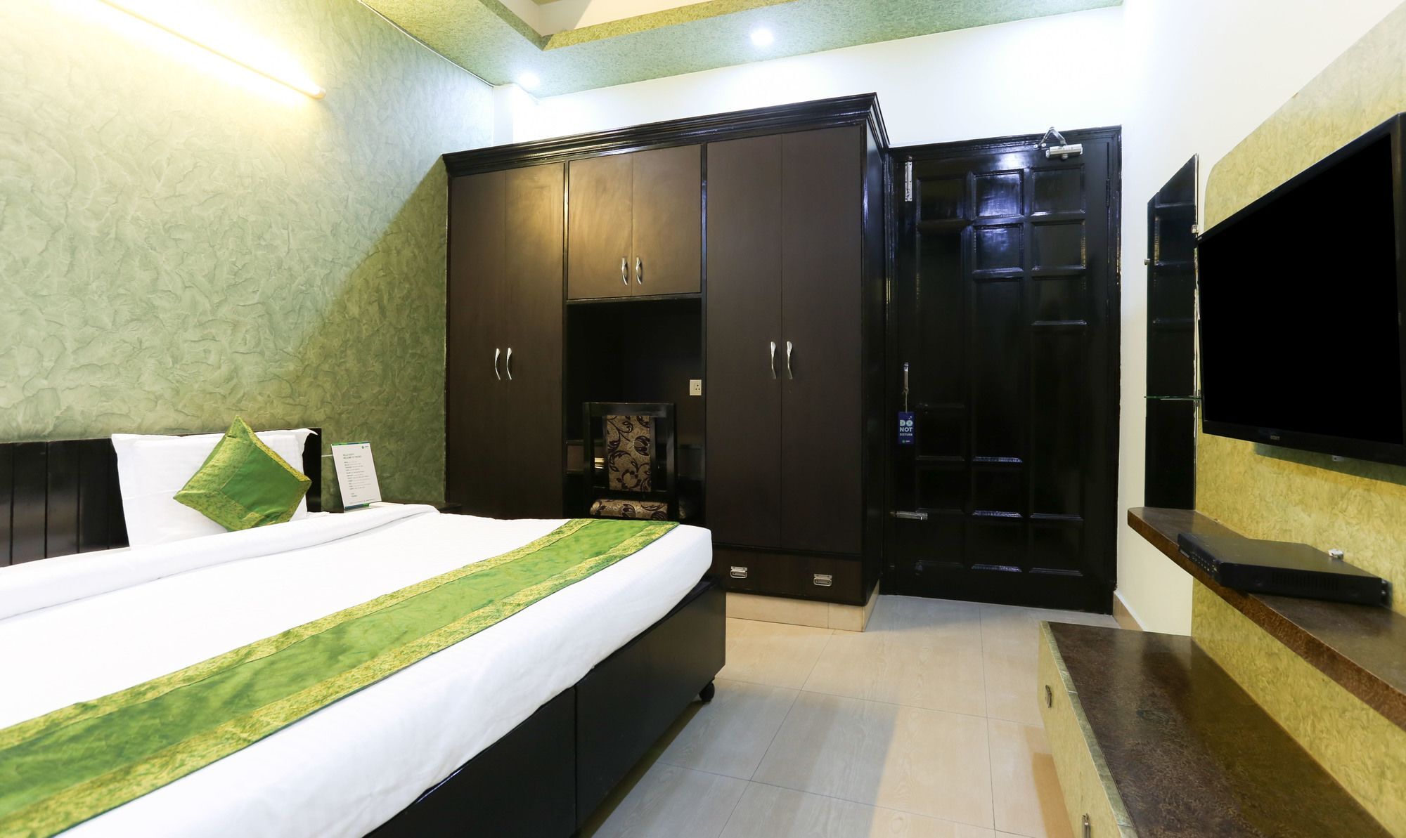 Treebo Trip Sswag 18 Expressway Otel Noida Dış mekan fotoğraf